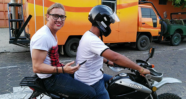 bigote 29 de septiembre completo y putz maquillado de mujer