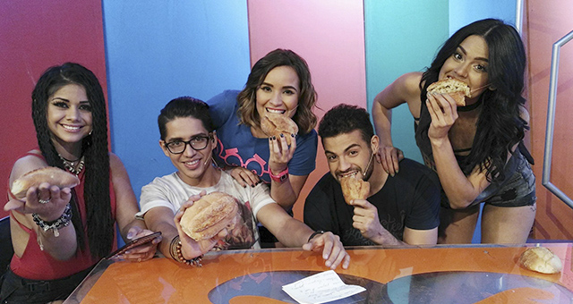 bigote 3 de octubre completo comiendo marraquetas