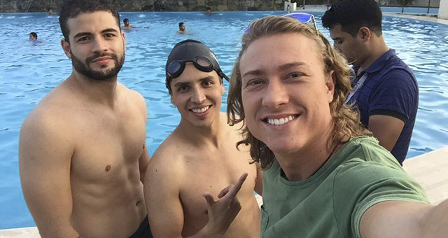 BIGOTE en la piscina marquina vestido de mario bros ezequiel de luigi